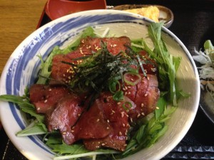 京ダイニング笑良笑楽ロースとビーフ丼