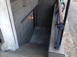 看板、名前のないラーメン屋入り口