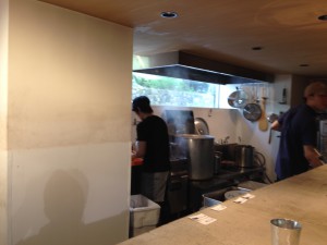 看板、名前のないラーメン屋厨房