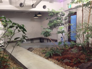 看板、名前のないラーメン屋内観