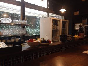 おうちごはんここら屋内観