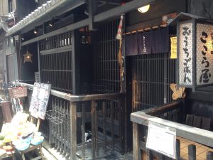 おうちごはんここら屋玄関
