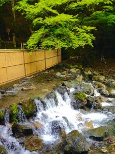 貴船川床