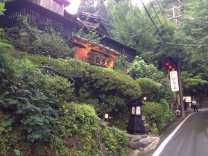 貴船川床