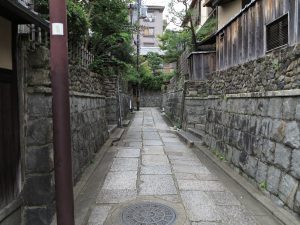 石塀小路八坂神社