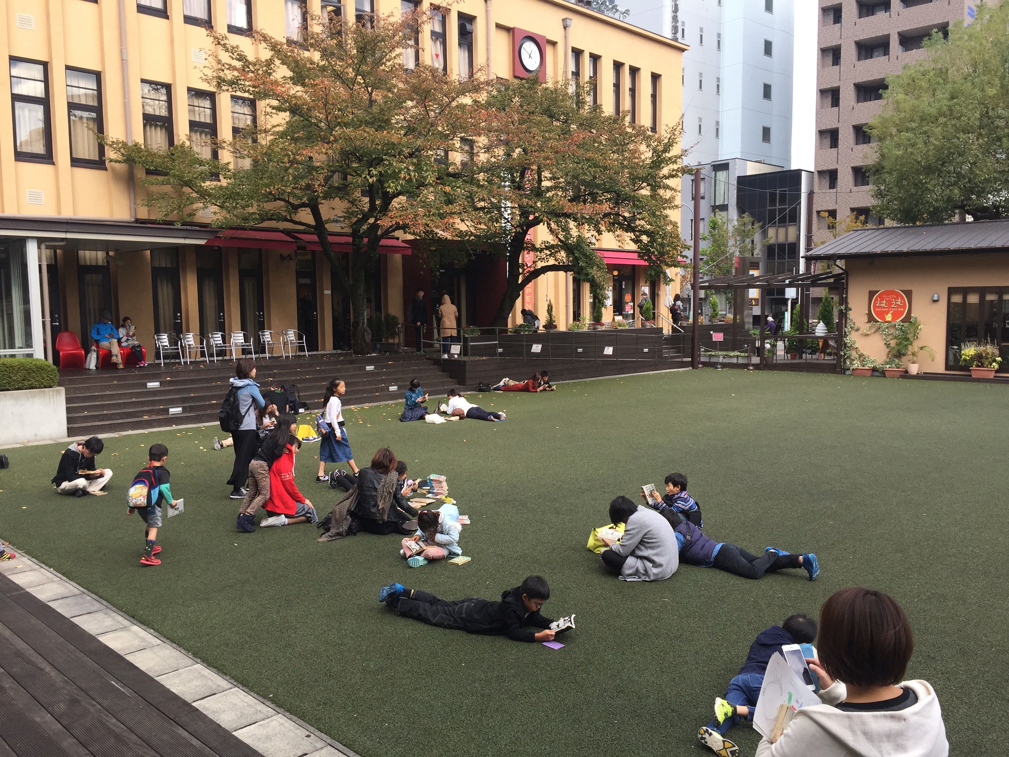 京都国際マンガミュージアム 校庭でゴロ寝しながらマンガが読める 京都観光とグルメのブログ