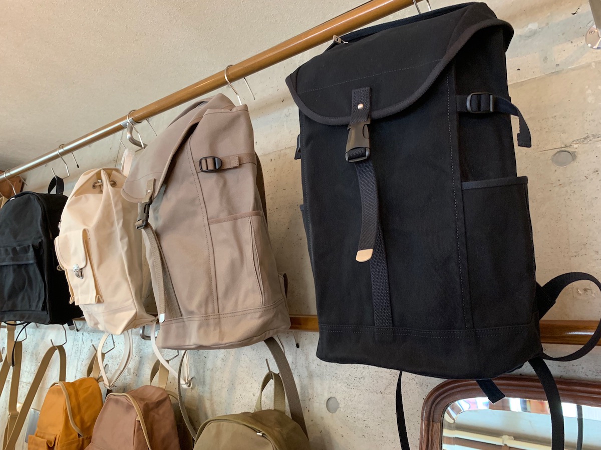 京都バッグの代名詞、丈夫で長持ち赤いタグがトレードマークの本流の流れを汲む「一澤信三郎帆布」。 – 京都観光とグルメのブログ